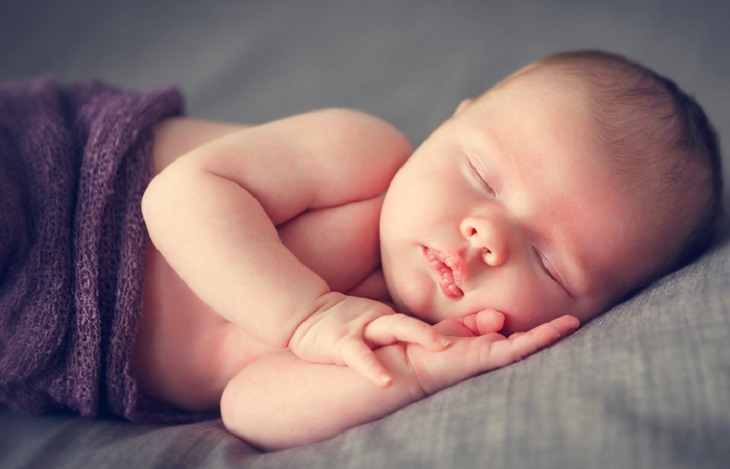 Đặt con nằm ở tư thế thoải mái sẽ giúp bé ngủ ngon hơn