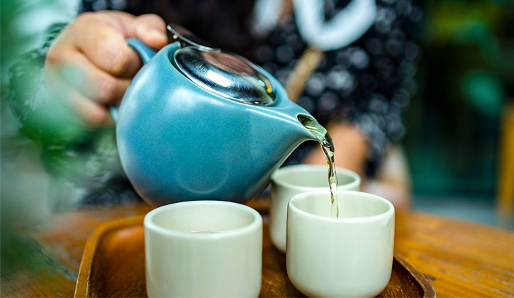 Uống nước trà lá bàng non giúp hỗ trợ điều trị bệnh trĩ