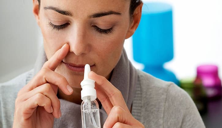 Làm sạch mũi bằng nước muối sinh lý giúp giảm nghẹt mũi và dễ thở 