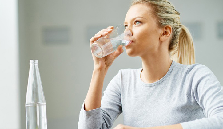 Uống đủ nước giúp thanh lọc, cải thiện tiểu rắt