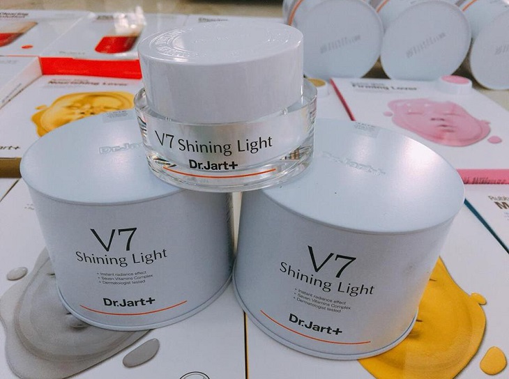 Kem dưỡng da V7 Shining Light
