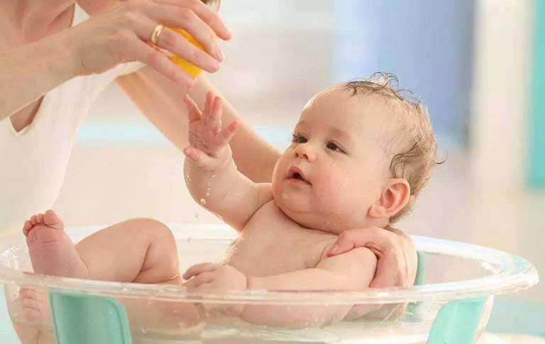 Vệ sinh da đúng cách có thể ngăn ngừa bé bị nổi mẩn đỏ khắp người không sốt không ngứa