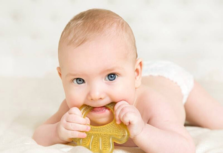 Mẹ nên chuẩn bị cho bé những đồ vật mềm, sạch và an toàn để bé gặm khi mọc răng