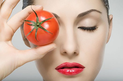 Cà chua có khả năng làm mờ mảng sạm da, làm trắng da