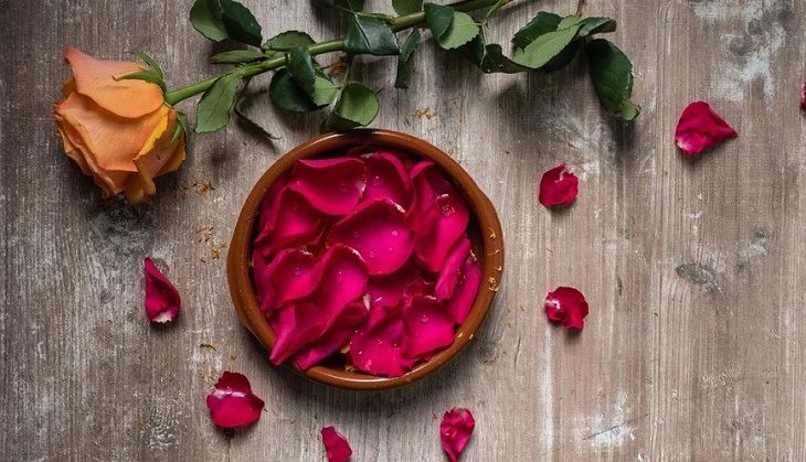 Sử dụng cánh hoa hồng là cách xông mặt thải độc corticoid được áp dụng nhiều