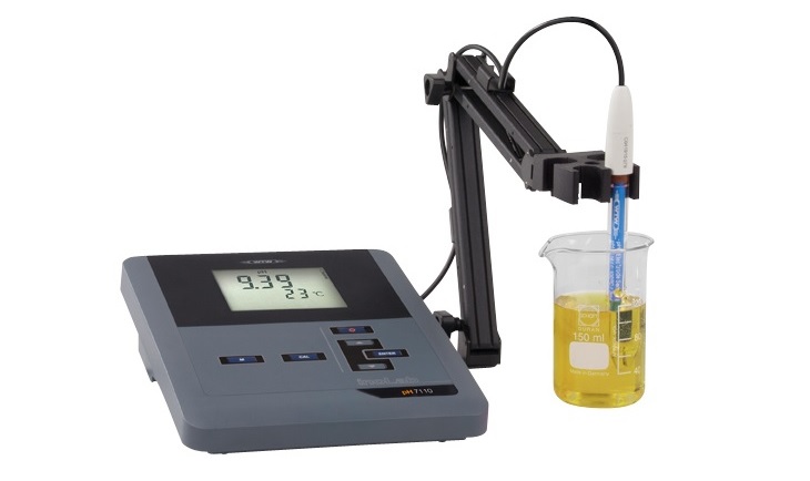 Kiểm tra độ pH của nước giếng khoan bằng máy đo