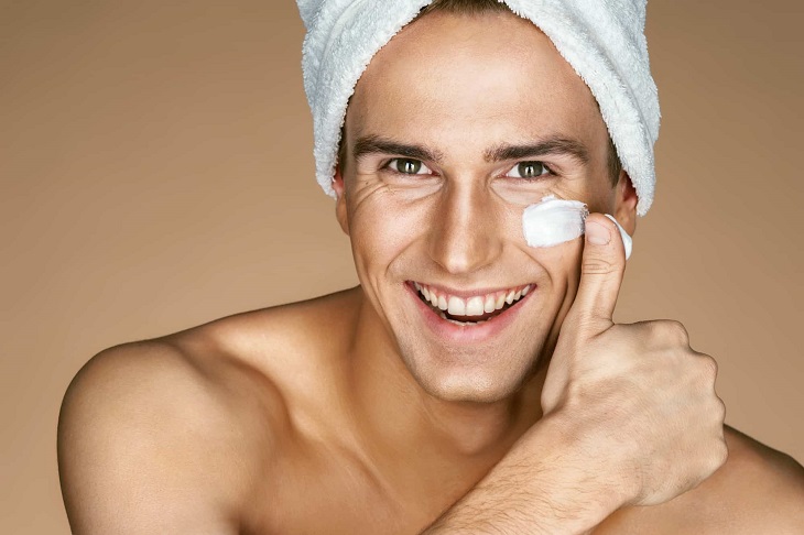 Dưỡng ẩm da mặt là bước quan trọng trong quá trình chăm sóc da của cả nam và nữ
