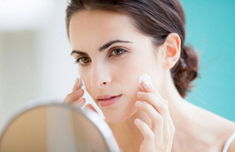 Sử dụng kem chấm mụn để cải thiện tình trạng mụn viêm trên da là phương pháp được nhiều chị em áp dụng