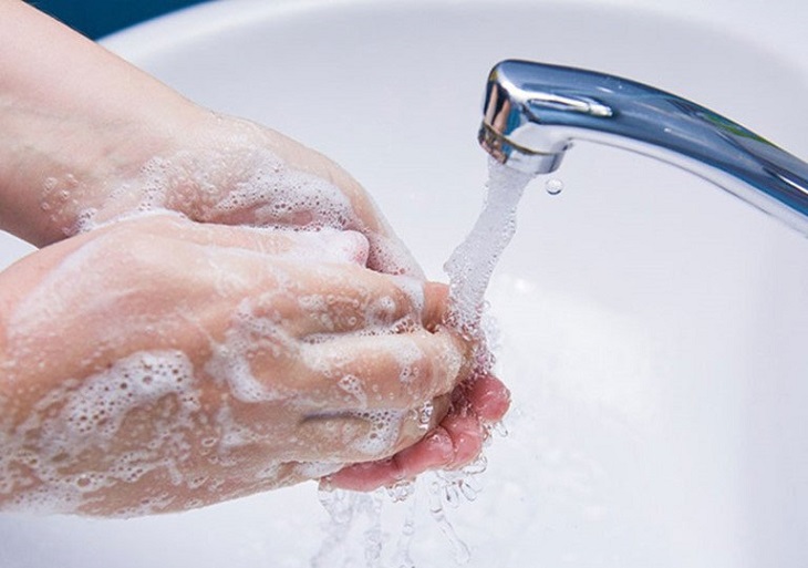 Rửa tay thật kỹ trước khi sử dụng kem dưỡng ẩm