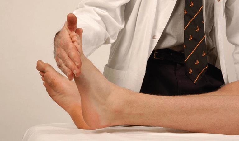 Thăm khám chuyên khoa nếu triệu chứng đau gót chân không thuyên giảm sau khi áp dụng phương pháp xoa bóp bấm huyệt