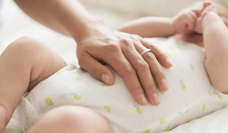 Massage bụng là cách mẹ có thể thực hiện để cải thiện tình trạng khó đi ngoài ở trẻ sơ sinh