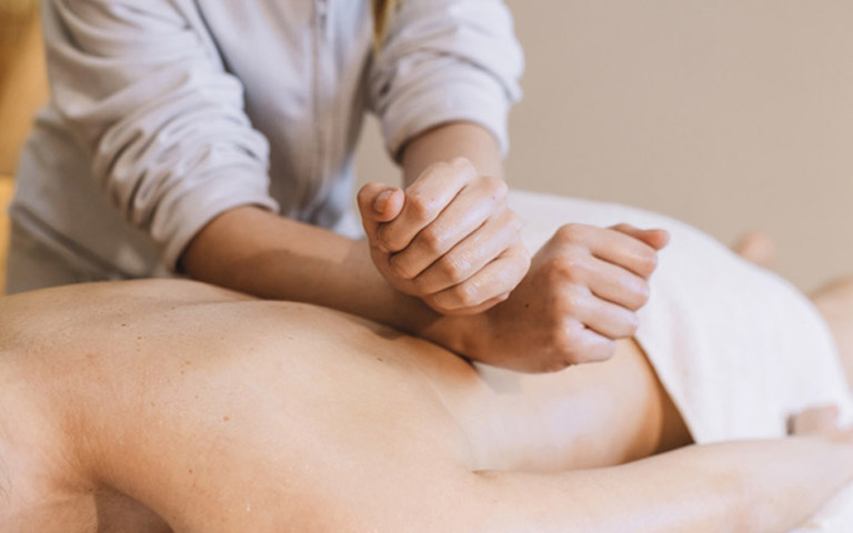 Massage là phương pháp giảm đau nhức khá an toàn và hiệu quả