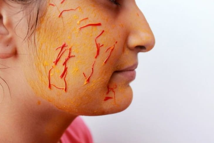 Việc sử dụng mặt nạ saffron để làm đẹp da là phương pháp được rất nhiều chị em áp dụng
