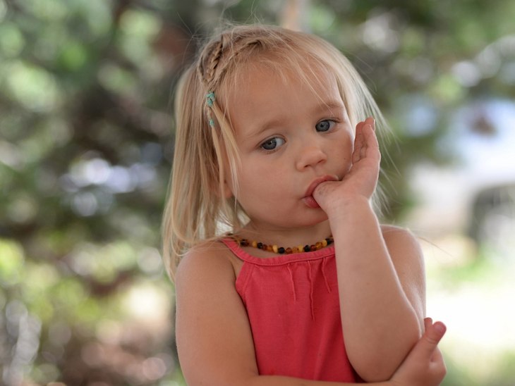 Thói quen mút tay ảnh hưởng rất nhiều đến thời gian mọc răng của trẻ