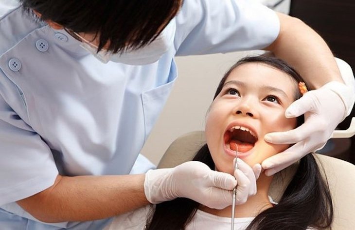 Cha mẹ nên để con gặp nha sĩ nếu răng lâu mọc lại