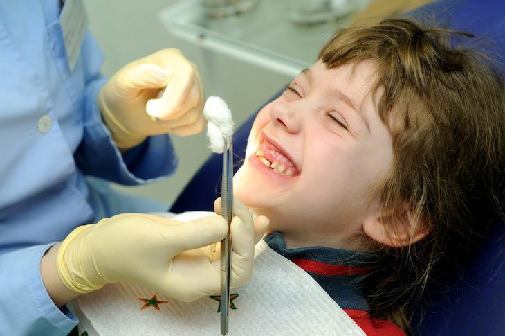 Thực hiện đúng thao tác nhổ răng trong môi trường vô trùng sẽ giảm được biến chứng có thể xảy ra