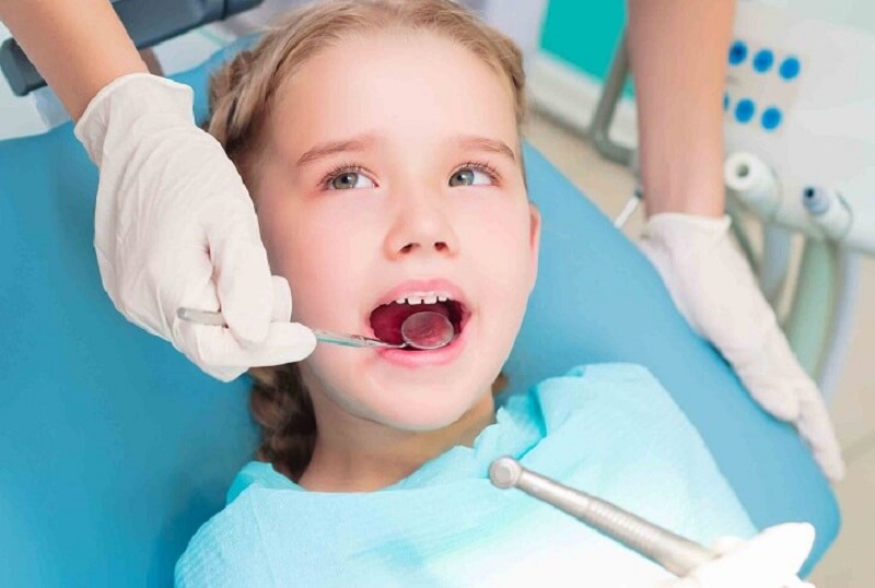 Đối với trẻ em, răng của bé dễ chỉnh sửa hơn, nên có thể dùng hàm tháo lắp, cũng có thể sử dụng niềng răng mắc cài