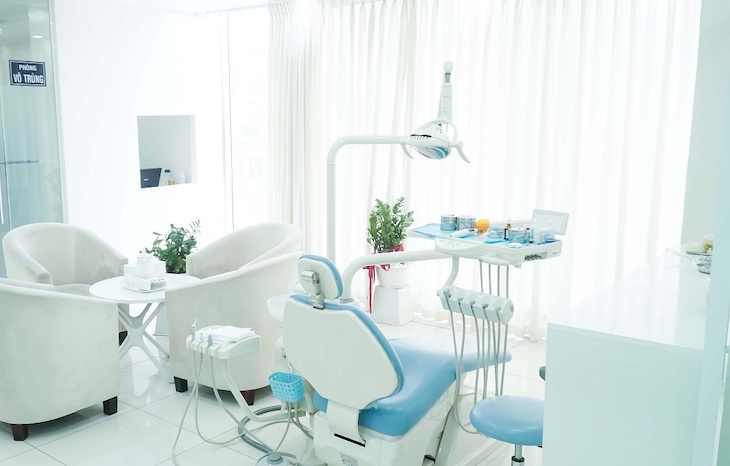 Nên lựa chọn những cơ sở nha khoa uy tín để sử dụng dịch vụ niềng răng khểnh