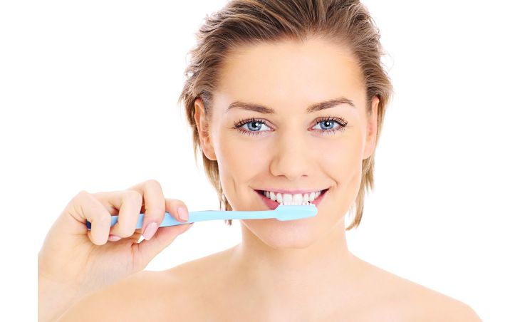 Đánh răng đều đặn hàng ngày để giữ răng miệng luôn sạch sẽ
