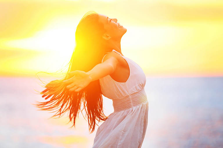 Tắm nắng vào mỗi buổi sáng từ 15 - 20 phút giúp cơ thể tự tổng hợp vitamin D cần thiết