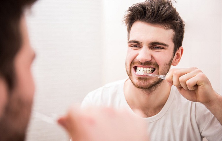 Sau khi tẩy trắng răng nên vệ sinh răng miệng thường xuyên