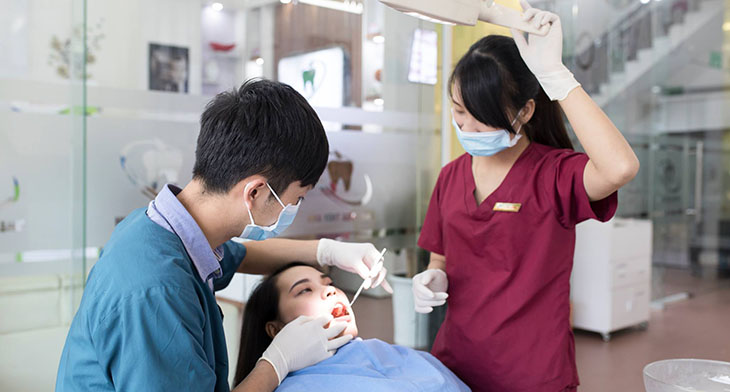 Bạn hãy tới nha khoa để điều trị ngay khi cơn đau răng đã chuyển biến nặng