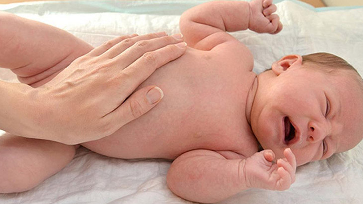 Trẻ sơ sinh khi bị sôi bụng có nguy hiểm hay không?