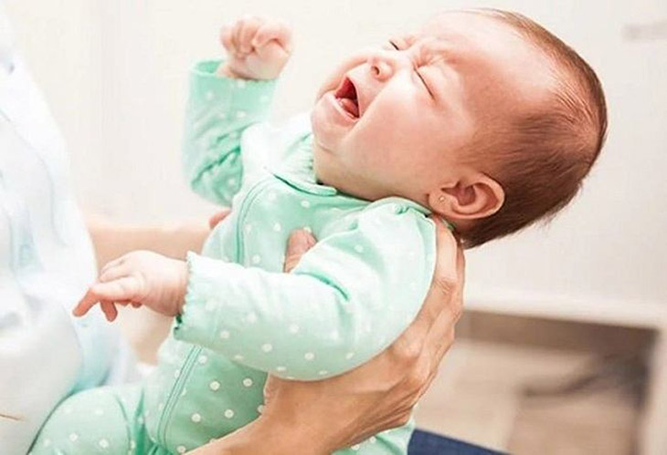 Trẻ sơ sinh bị sôi bụng thường xuyên quấy khóc, biếng ăn