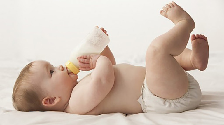 Táo bón là tình trạng thường gặp ở trẻ sơ sinh phải sử dụng thêm sữa ngoài