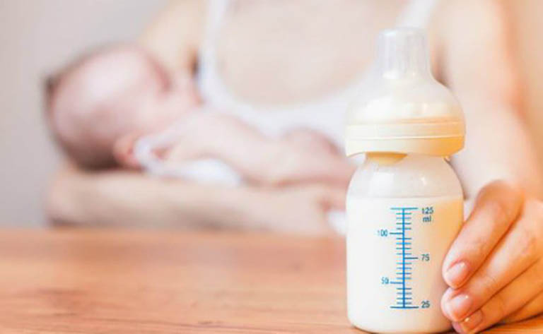 Việc cho trẻ sơ sinh uống sữa ngoài quá sớm sẽ khiến hoạt động của hệ tiêu hóa gặp vấn đề và gây táo bón
