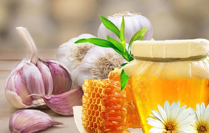 Trị tàn nhang bằng tỏi kết hợp với mật ong