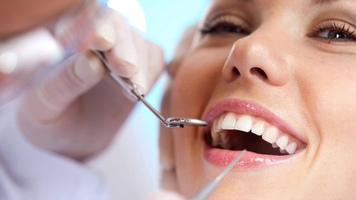 Sau khi trồng răng mọi người nên đi tái khám theo đúng lịch hẹn của nha sĩ