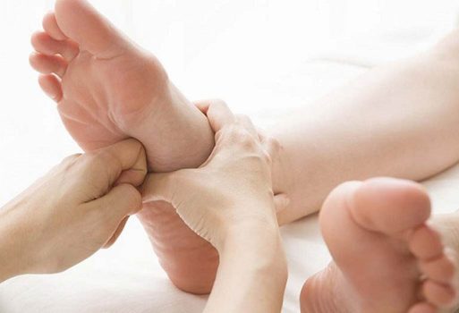 Xoa bóp bấm huyệt chữa đau gót chân là phương pháp điều trị bệnh phát triển từ y học cổ truyền