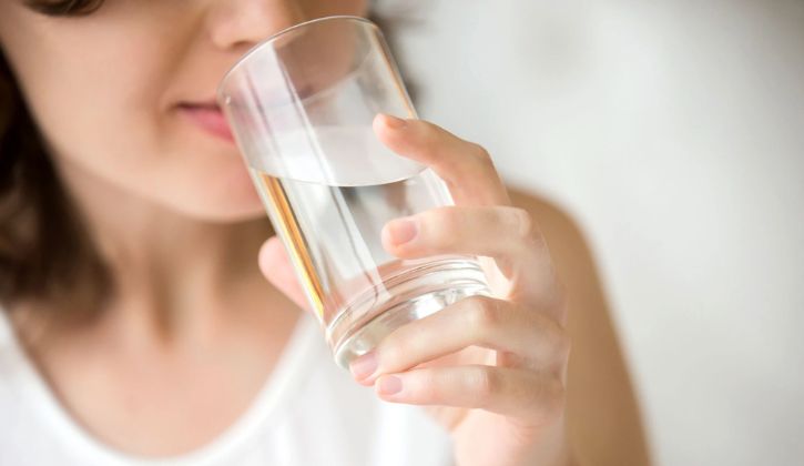 Nên uống đủ nước hằng ngày để bù nước, cấp ẩm cho da, tránh làm da bị tăng sắc tố