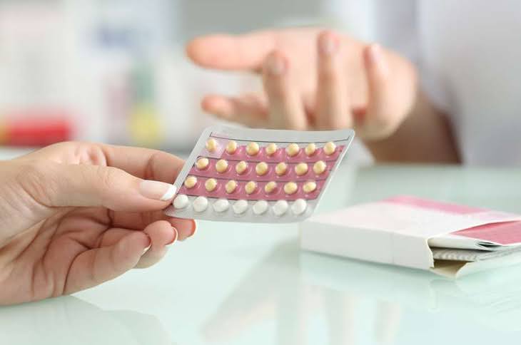 Sử dụng thuốc tránh thai cũng là giải pháp trị rối loạn kinh nguyệt được không ít chị em sử dụng