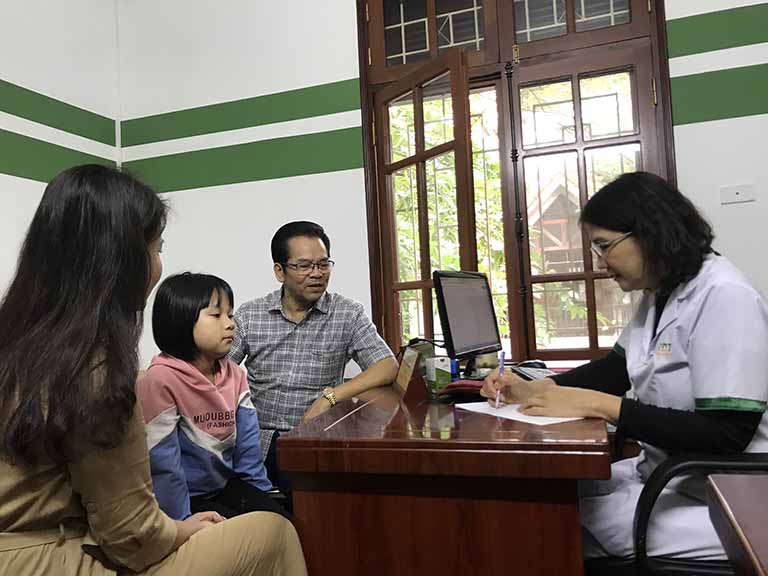 Bác sĩ Tuyết Lan thăm khám, kê đơn riêng biệt cho từng người bệnh